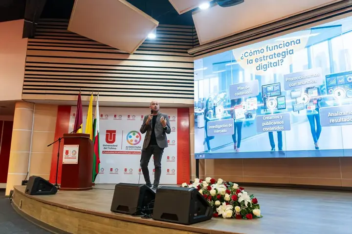 Conferencia sobre estrategia digital en la Universidad del Tolima